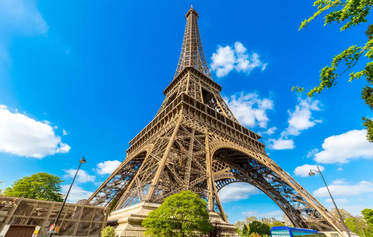 You are currently viewing Séjourner près de la Tour Eiffel : découvertes, promenades et art de vivre parisien
