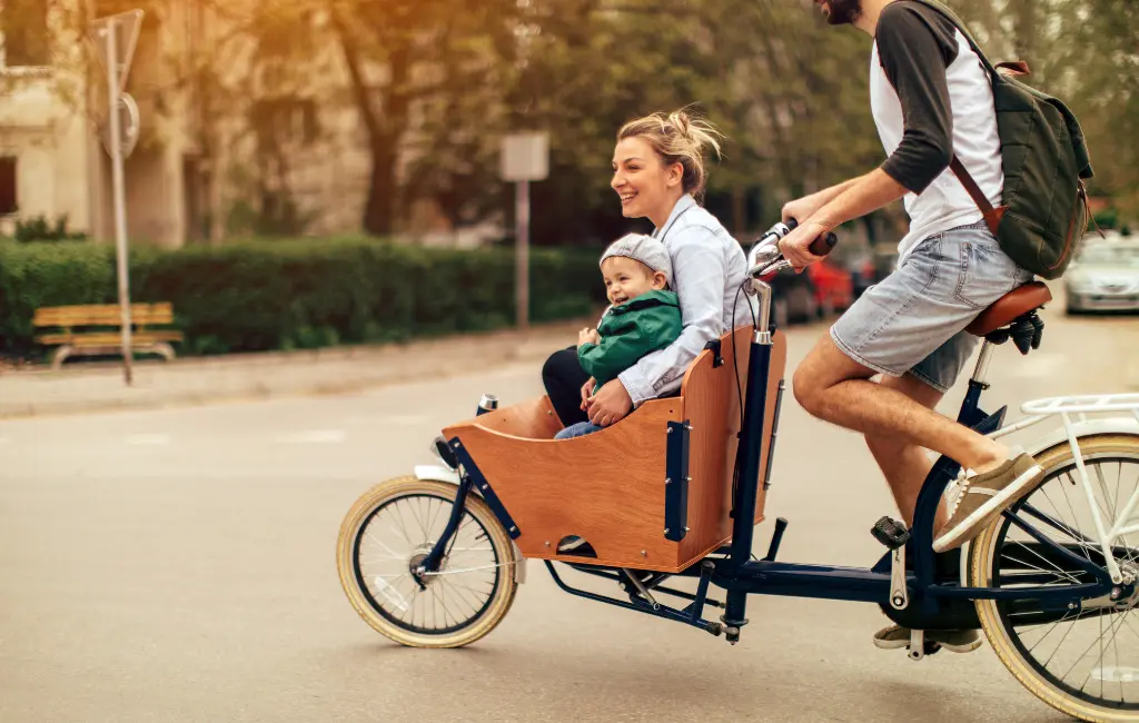 Enfant sur une location de vélo cargo touristique à Paris