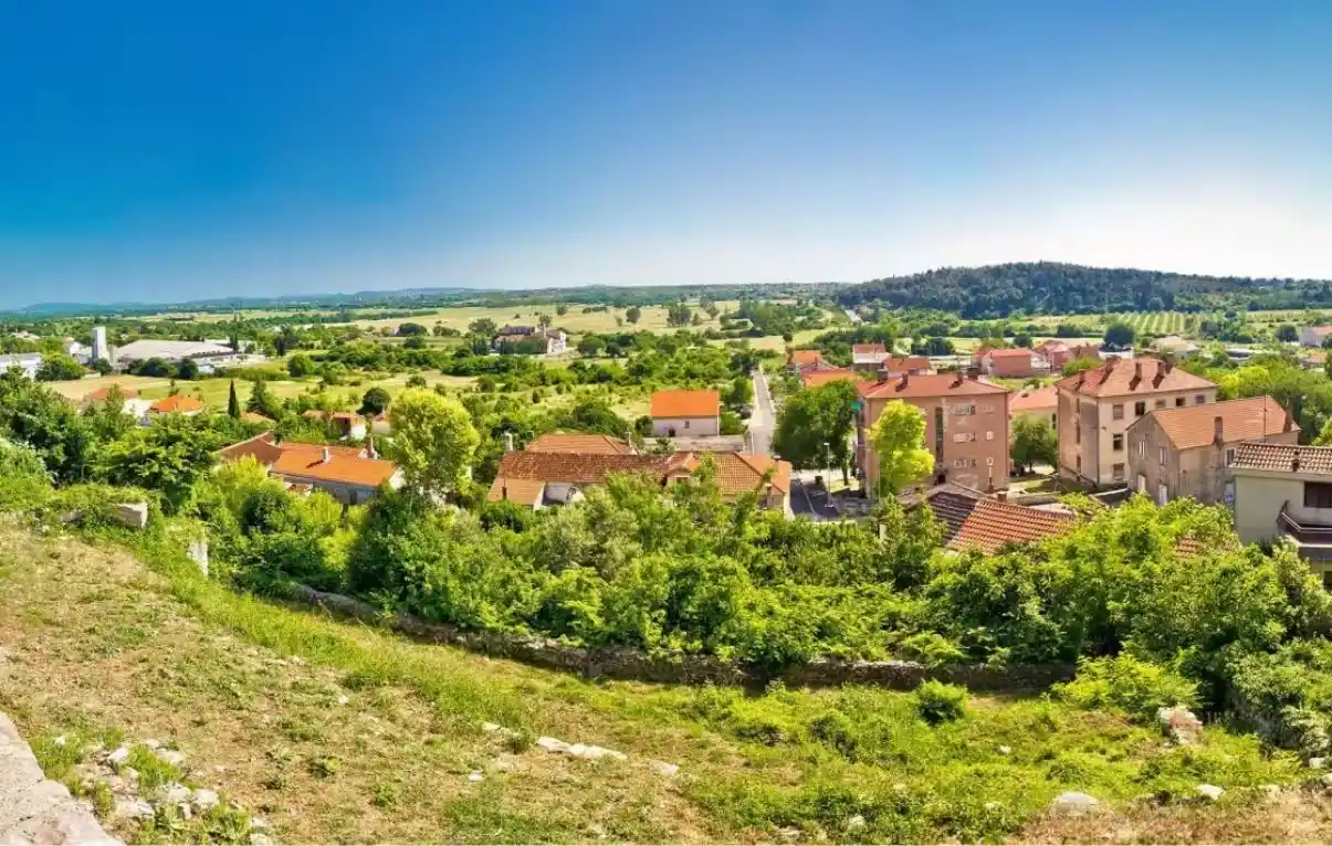 You are currently viewing Pristeg : découvrir un village discret de Croatie, au cœur de la région de Zadar