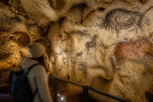 Lire la suite à propos de l’article Visiter une grotte préhistorique : un voyage fascinant dans l&rsquo;art et l&rsquo;histoire de nos ancêtres