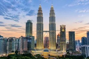 Lire la suite à propos de l’article La hauteur exacte des tours Petronas : mètres, étages et le célèbre skybridge