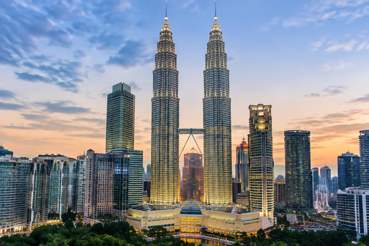 Vous consultez actuellement La hauteur exacte des tours Petronas : mètres, étages et le célèbre skybridge